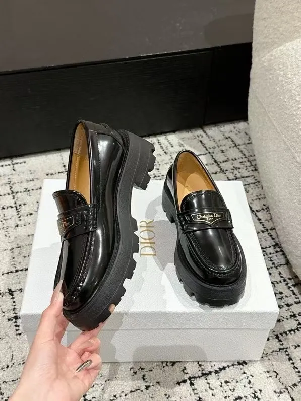 👟👟Ex-factory price 680👟👟 Dior 25/spring and summer new ultra-light loafers, new large soles and thick soles, the layout strives to create fashionable classic items, new products created at the first major show of Paris Fashion Week, the inspiration is cleverly combined with the perfect shoe shape by the D chief designer. Matched with brand buckles, it is more fashionable! Original version, perfect and exquisite workmanship!  ✔️Upper: imported open-edge beaded cowhide ✔️Inner lining: water-dyed cowhide ✔️Sole: IP foam outsole ✔️Size: #35-41 (40 41 customized items are not returnable)